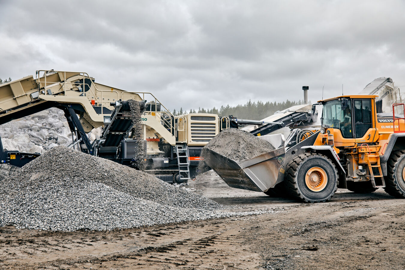 Volvo wheel loader and METSO working together on a site